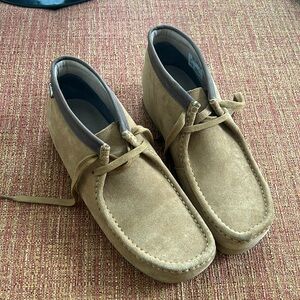 Men’s Clark Wallabee’s size 12 like new tan suede